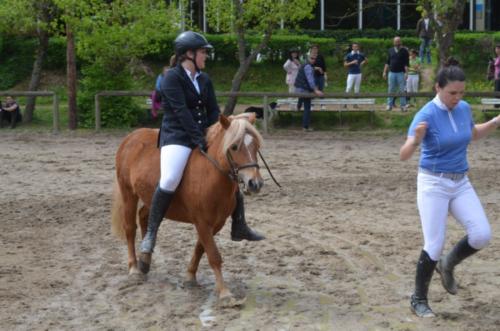 ses cavaliers lui ont préparé une surprise!